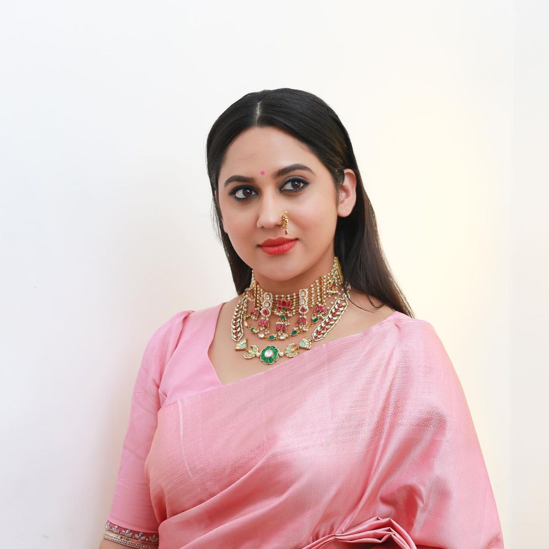 Malayalam Actress Miya George Beautiful jewelry in Pink Saree